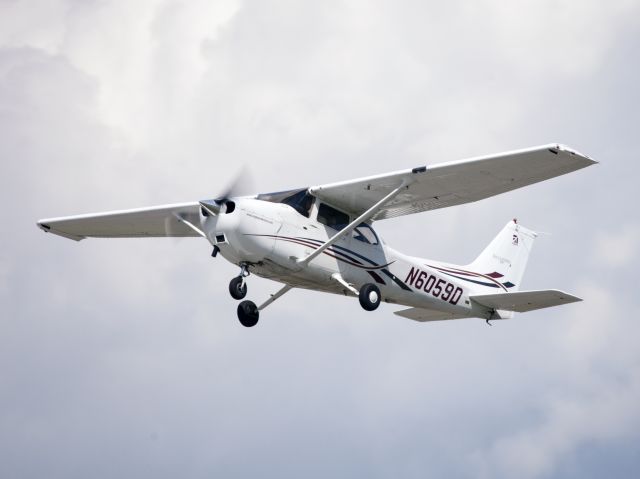 Cessna Skyhawk (N6059D) - Take off runway 26.