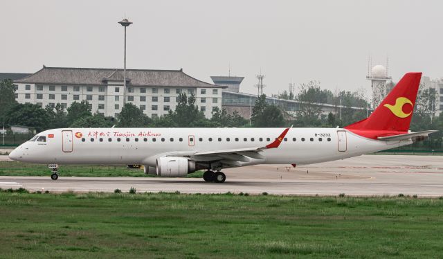 B-3232 — - ERJ190-100LR(B-3232) Take off