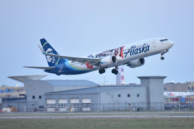 Boeing 737 MAX 9 (N936AK) - 03-26-23 23-R. Fire house underneath.