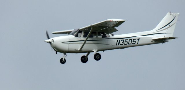 Cessna Skyhawk (N3505T) - About to touch down is this 2001 Cessna 172S Skyhawk SP in the Autumn of 2023.