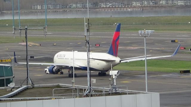 BOEING 767-300 (N182DN) - Feb 20, 2016