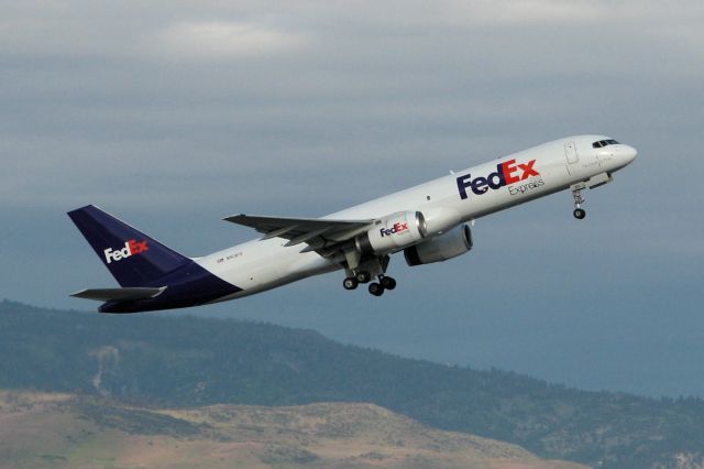 Boeing 757-200 (N913FD) - Climbing out from 34L.