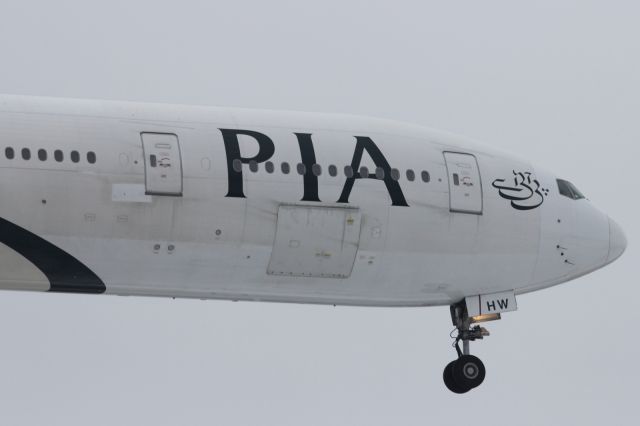 BOEING 777-300 — - Approaching 09L, LHR.