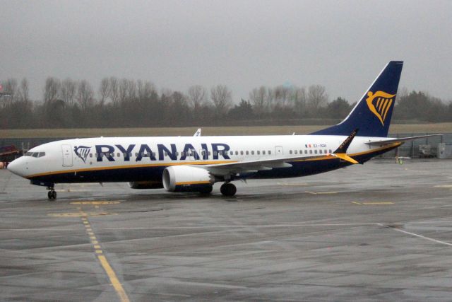 Boeing 737 MAX 8 (EI-IGH) - Taxiing onto Stand 109L on 1-Jan-24 operating flight RYR815 from EGPH.