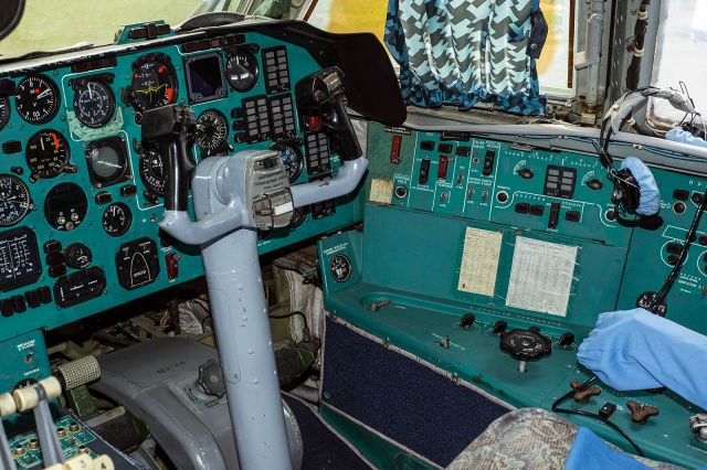 Ilyushin Il-76 (UPI7604) - Second pilot cockpit