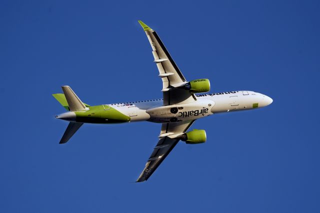 OSKBES-MAI Kityonok (YL-CSC) - heading WSW after takeoff at DUS/EDDL, 04 Oct 2021