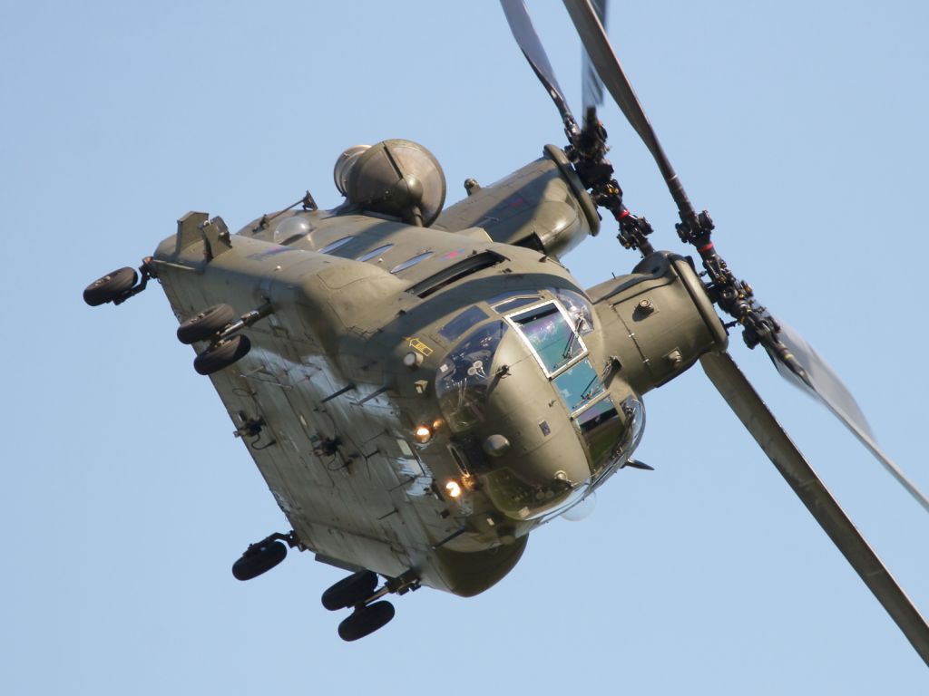 — — - RAF Chinook performs it's aerial display at RAF Waddington.