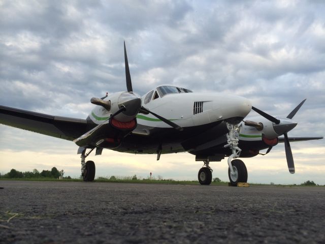 Beechcraft King Air 90 (N121B)