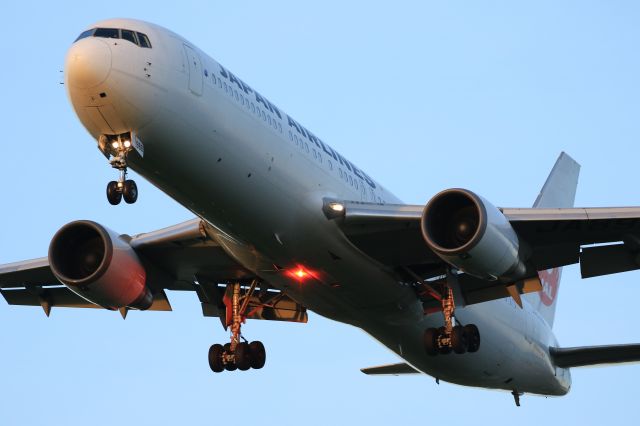 BOEING 767-300 (JA8988) - June 26th 2019:HND-HKD.