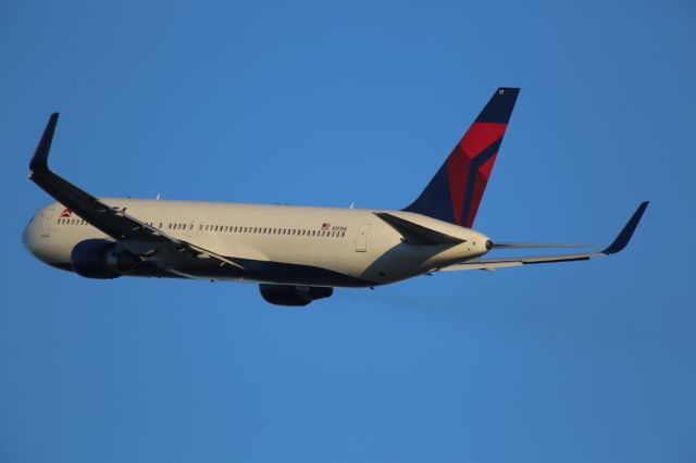 BOEING 767-300 (N197DN)