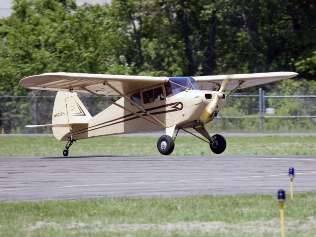 N4318H — - Textbook landing runway 8. A 1948 Piper PA-15 C/N 15-101.