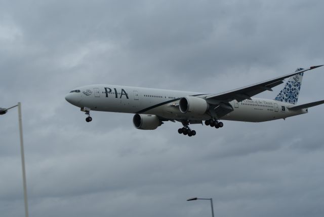 Boeing 777-200 (AP-BHV) - Pakistan International Airlines B773