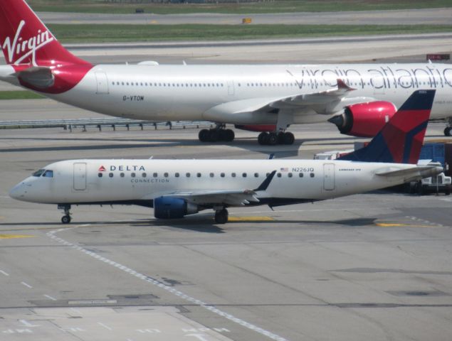 EMBRAER 175 (long wing) (N226JQ)