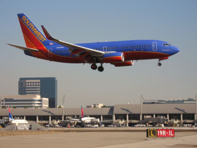 Boeing 737-700 (N418WN) - Landing on RWY 19R