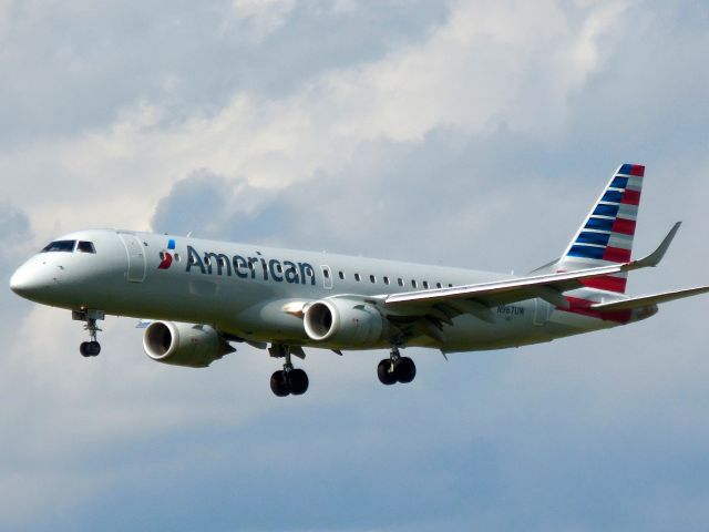 Embraer ERJ-190 (N967UW)