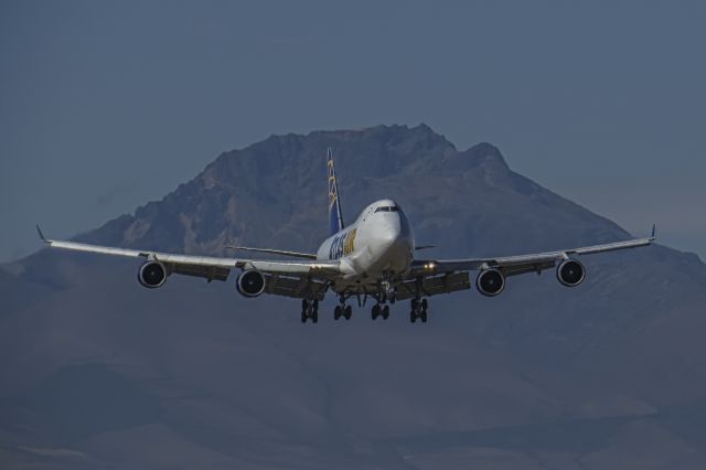 Boeing 747-400 (N418MC)