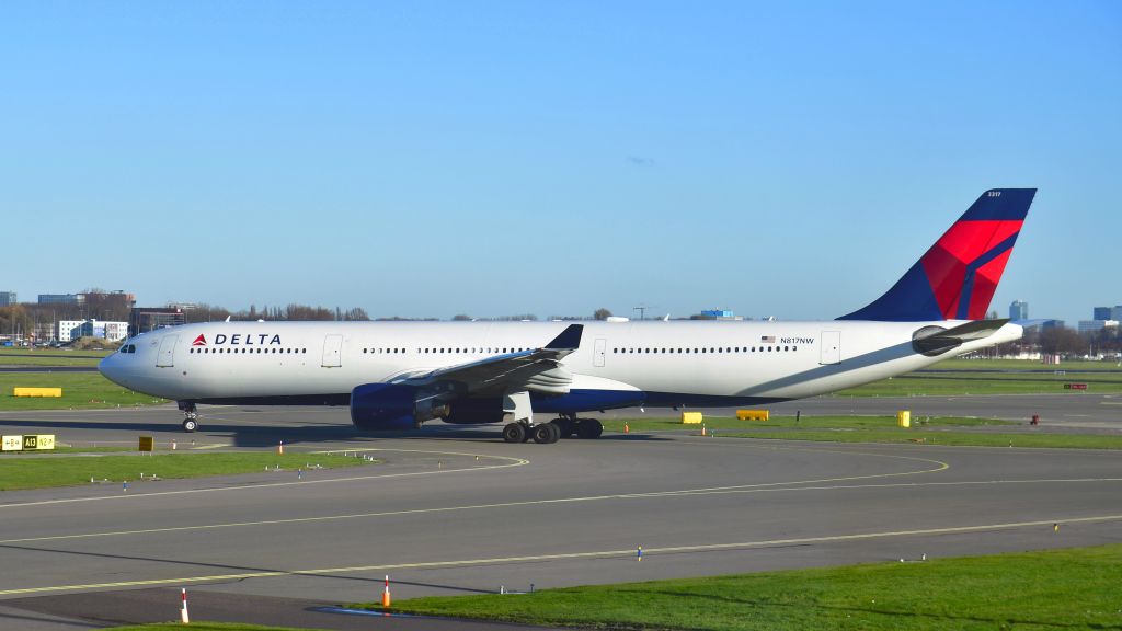 Airbus A330-200 (N817NW) - Delta Airbus A330-323 N817NW in Amsterdam 