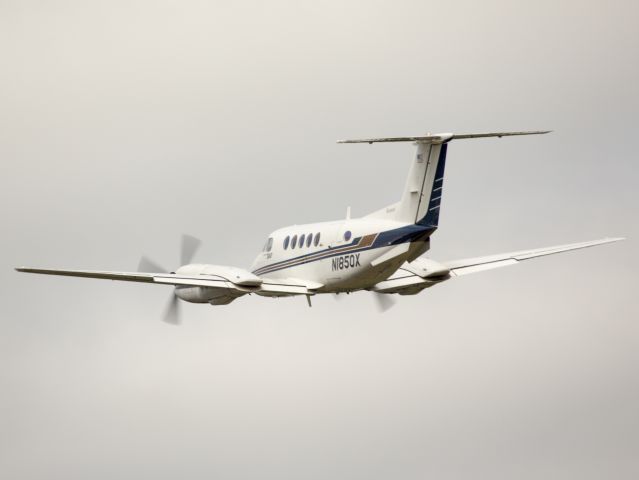 Beechcraft Super King Air 200 (N1850X) - Take off runway 26.