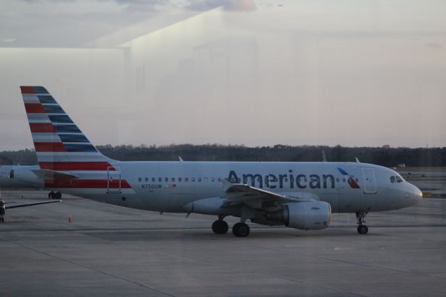 Airbus A319 (N750UW)