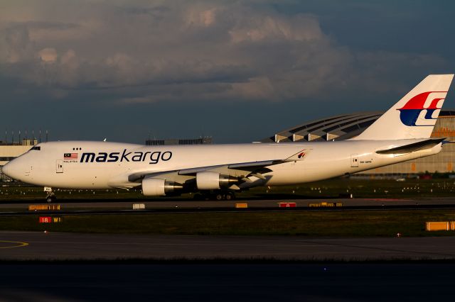 Boeing 747-400 (9M-MRP) - evening sun