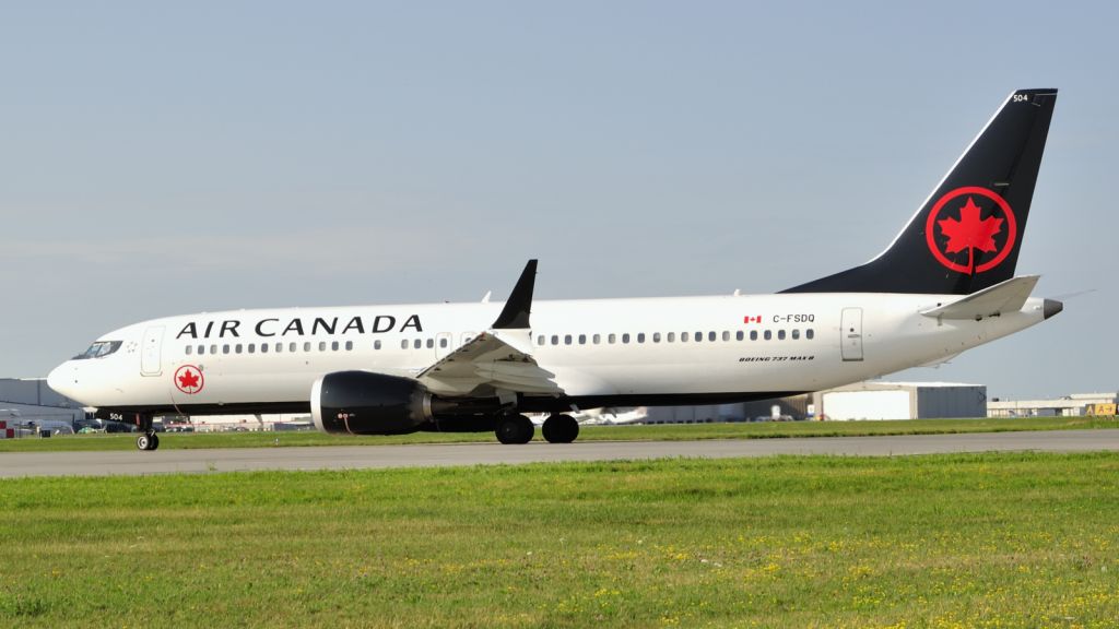 Boeing 737 MAX 8 (C-FSDQ)