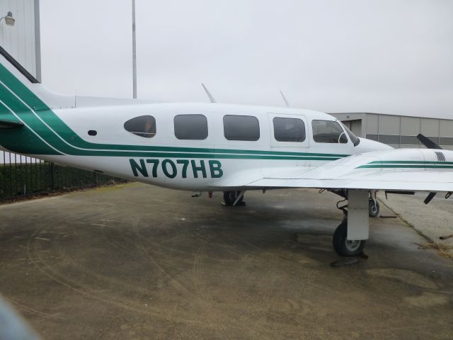 Piper Navajo (N707HB)