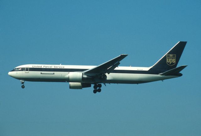 BOEING 767-300 (N311UP) - Final Approach to Narita Intl Airport Rwy34L on 2003/08/23