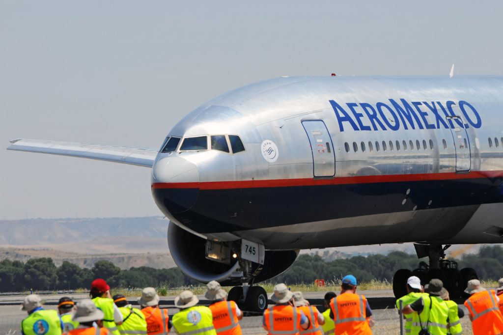 Boeing 777-200 (N745AM)