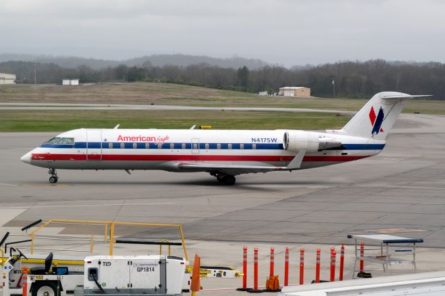 Canadair Regional Jet CRJ-200 (N417SW) - Nice surprise to see an old American Eagle livery in Chattanooga