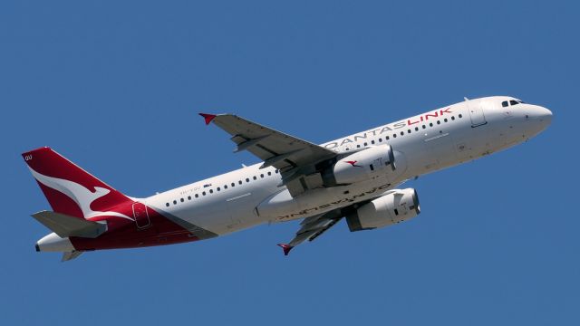 Airbus A320 (VH-VQU) - Airbus A320-232 sn2455. QantasLink VH-VQU Red River Gum. departed runway 21 05 December 2020.