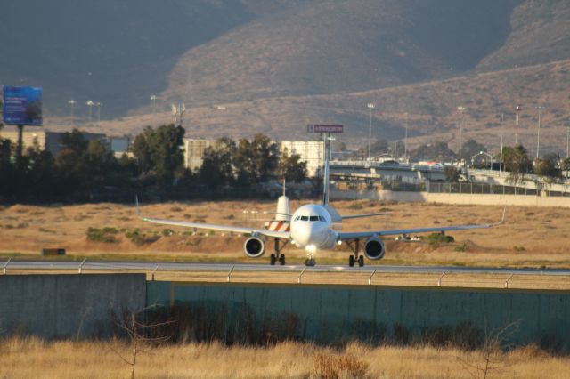 Airbus A320 (XA-VOY) - ENTRADA A CABECERA 27