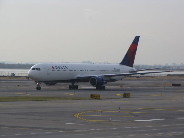 BOEING 767-300 (N180DN)