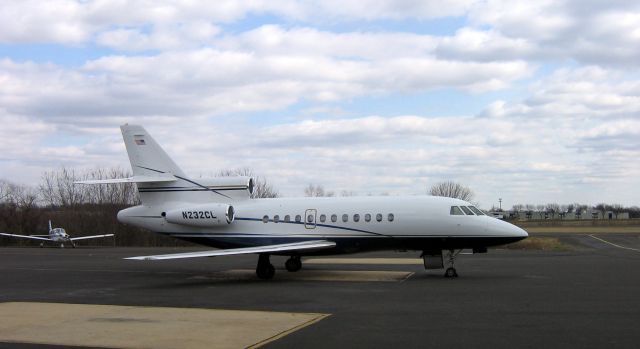Dassault Falcon 900 (N232CL) - Catching some tarmac time is this 1986 Dassault-Breguet-Mystere-Falcon 900 in the Winter of 2006.
