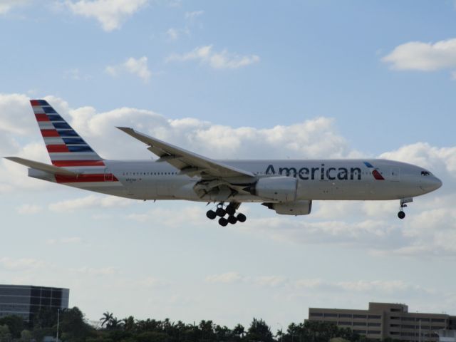 Boeing 777-200 (N797AN)