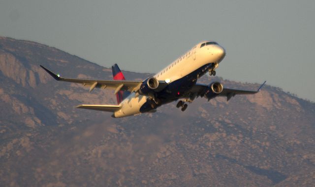 Embraer 175 (N281SY)