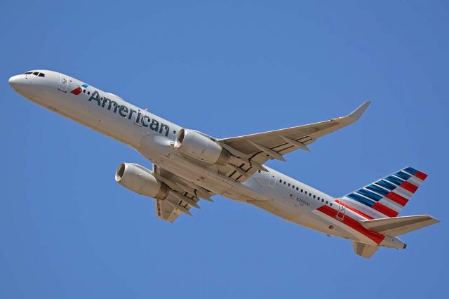 Boeing 757-200 (N200UU) - American Boeing 757-2B7 N200UU at Phoenix Sky Harbor on July 1, 2018. 