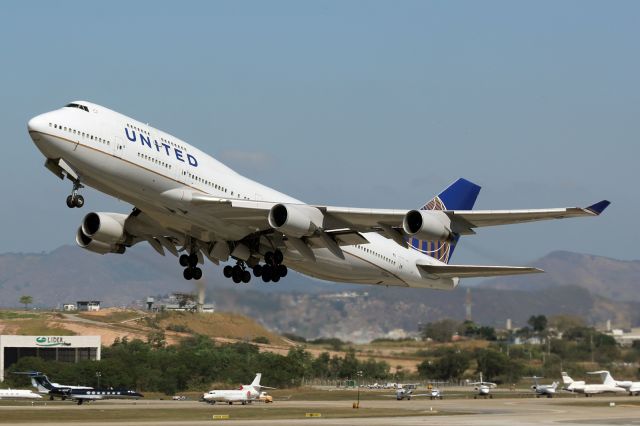 Boeing 747-200 (N120UA)