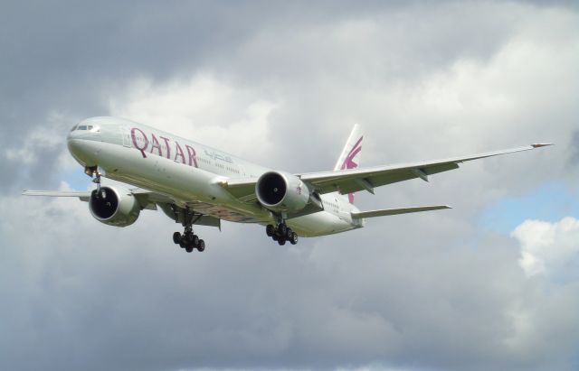 Boeing 777-200 (A7-BED) - A7-BED arriving London Heathrow on 19.08.17 on QR7 from Doha.