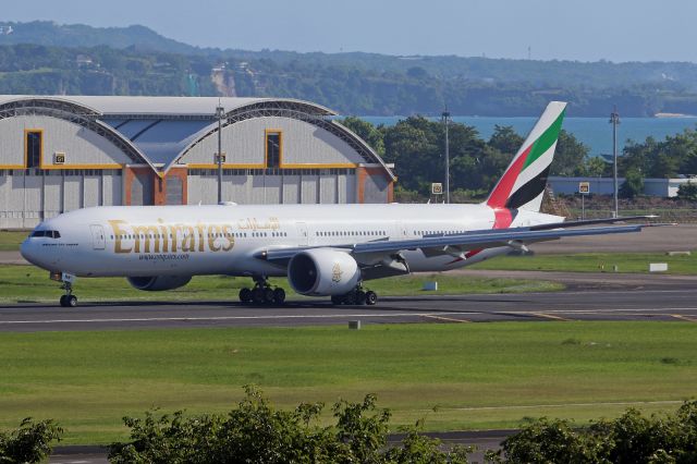 BOEING 777-300 (A6-ENW)