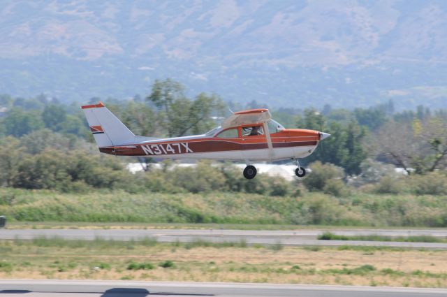 Cessna Skyhawk (N3147X) - Super rad Retro paint on this Cessna! br /*First photo of this aircraft on FlightAware. br /Best viewed in full!