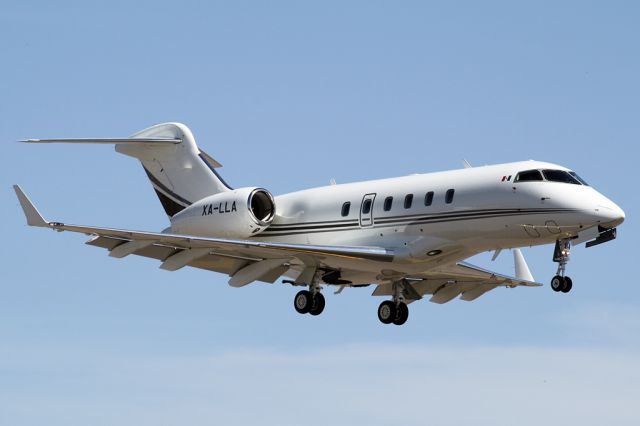 Bombardier Challenger 300 (XA-LLA)