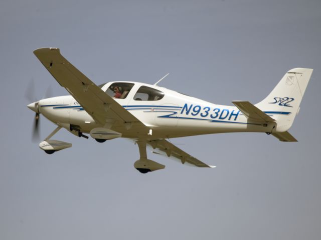 Cessna Skyhawk (N933DH) - Take off runway 26.