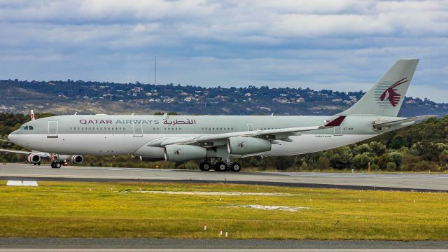 Airbus A340-200 (A7-HHK)