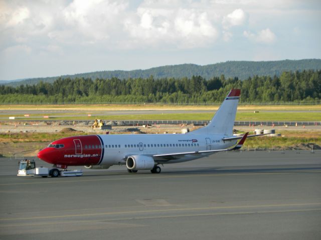 BOEING 737-300 (LN-KHB)