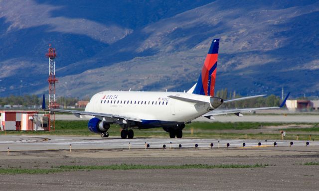 Embraer 170/175 (N629CZ)