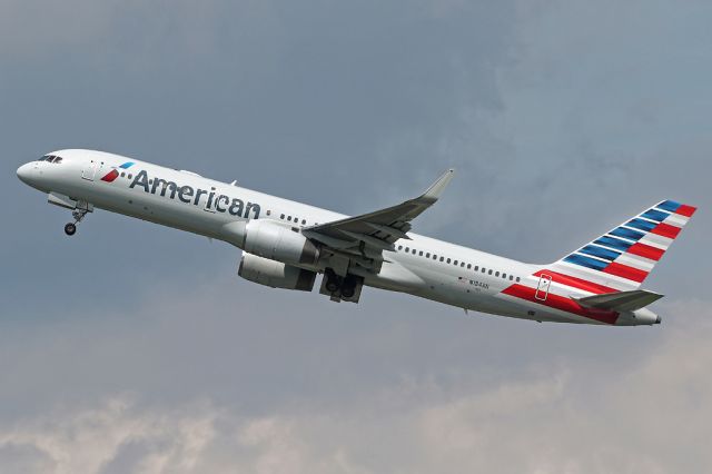 Boeing 757-200 (N184AN) - AAL55 departing to Chicago.