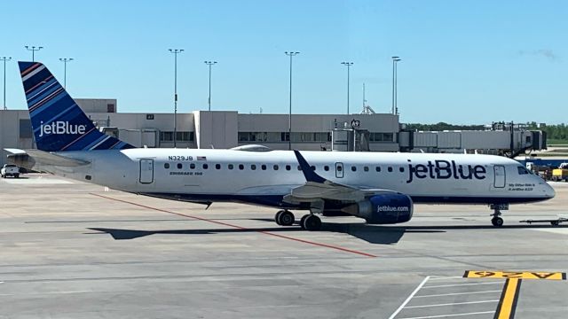 Embraer ERJ-190 (N329JB) - 4/15/19