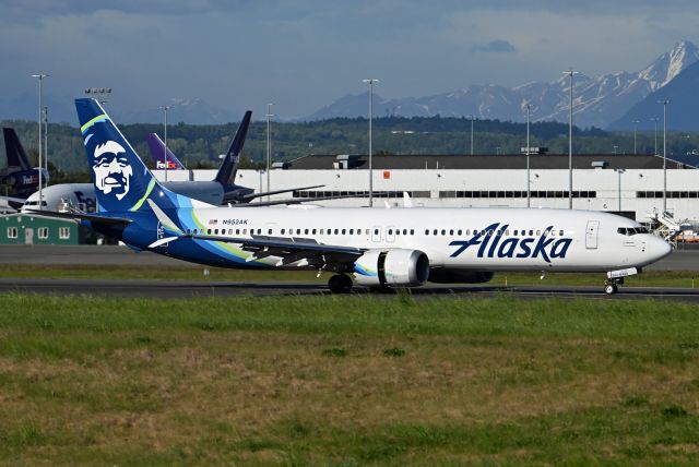 Boeing 737 MAX 9 (N952AK)