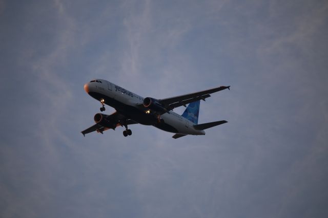 Airbus A320 (N652JB)