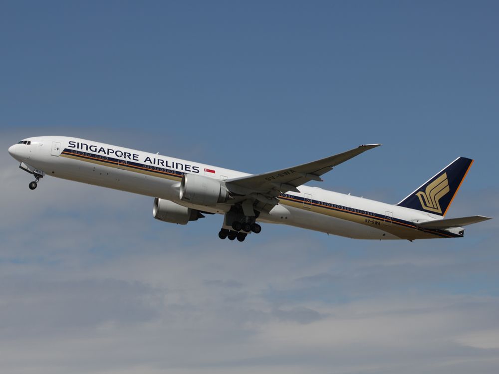 BOEING 777-300 (9V-SWA)